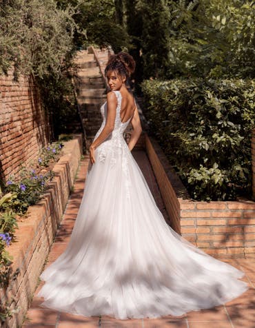 site wedding dress The remaining dresses from the fashion show have been uploaded to the 100% of the profits from these dresses will be donated to the Emmanuel Home of Protection in This is a sample wedding dress that was tried on in store Wedding Dresses & Bridal Gowns