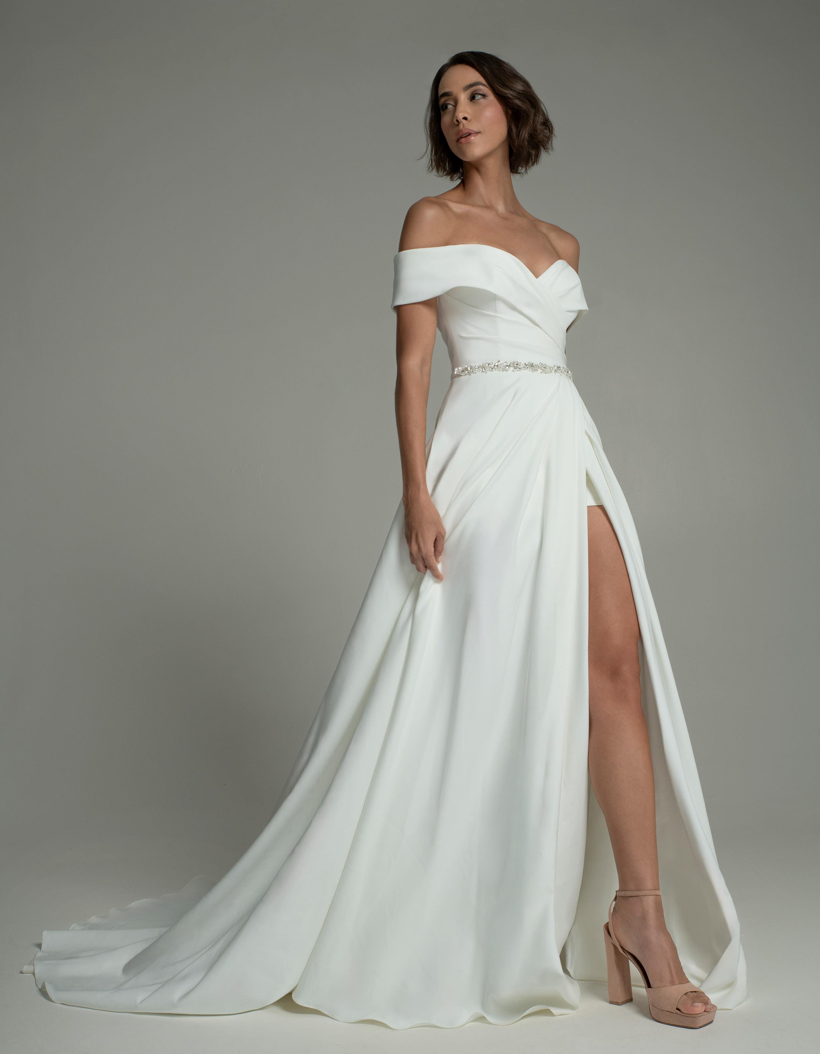 morella-slim-a-line-wedding-dress-front-sofia-cruz.jpg