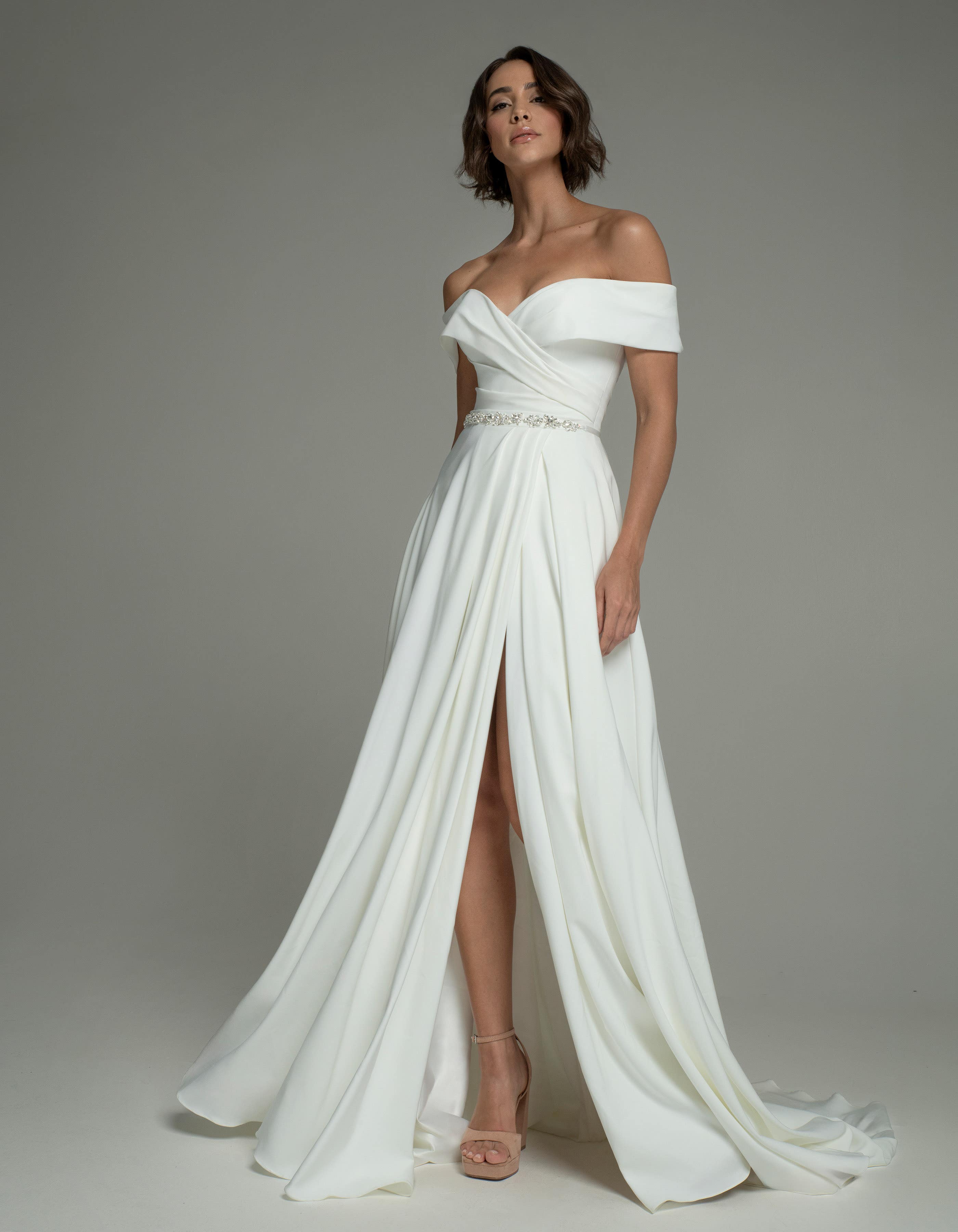 morella-slim-a-line-wedding-dress-front2-sofia-cruz.jpg