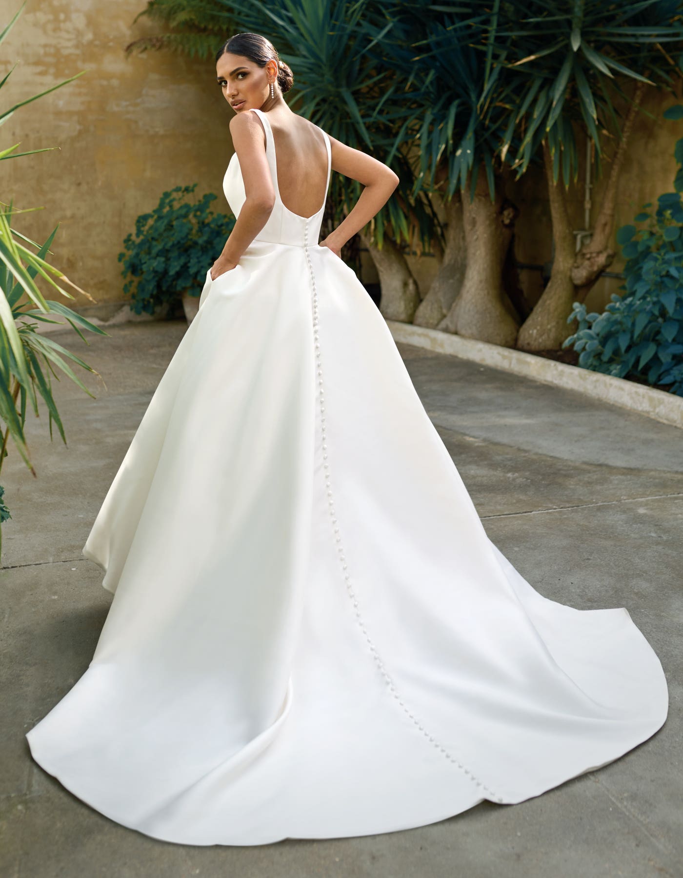 Valentin a plain A-line with low back | wed2b Valentin a plain A-line with low back | wed2b
