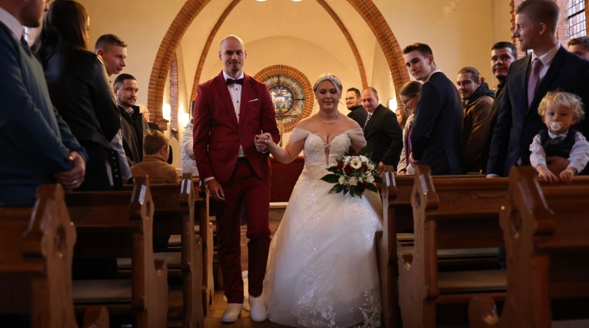 Kirchliche Hochzeit Ideen in Gold und Bordeauxrot: Sophies luxuriöse Liebesgeschichte