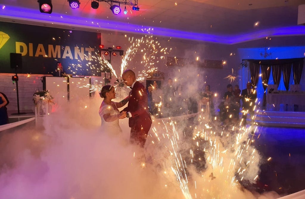 Hochzeitstanz mit Nebel- und Feuershow