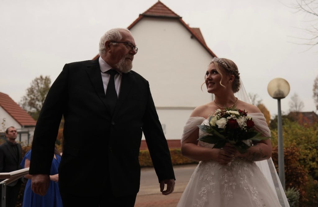 Sophie bei der Kleiderauswahl bei wed2b Hannover (Garbsen)