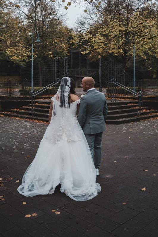 Ausgelassene Abendfeier von Michelle und Nico