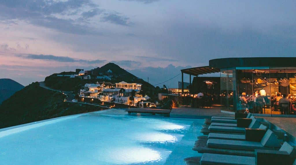 Real Weddings: Lisa and Ashleigh’s beautiful Santorini wedding