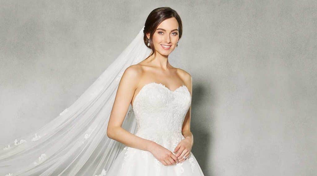 Discover the perfect lace and tulle wedding dress