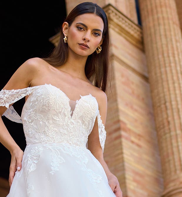 The wedding dress styles guide for bigger busts - BLOG | IE | wed2b The wedding dress styles guide for bigger busts - BLOG | IE | wed2b