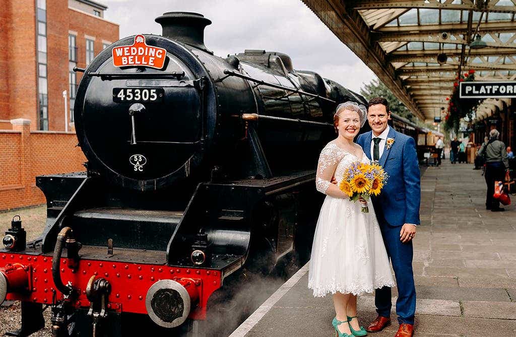 Le mariage ferroviaire rétro de Hannah et Karl