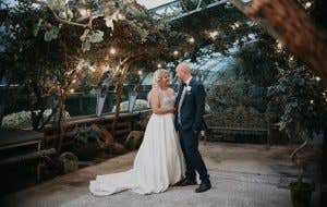 Victoria en David's navy en blush bruiloft