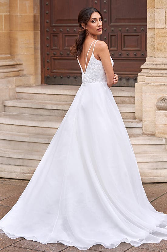 Achteraanzicht van Jonie een Aline trouwjurk perfect goedkope trouw outfits