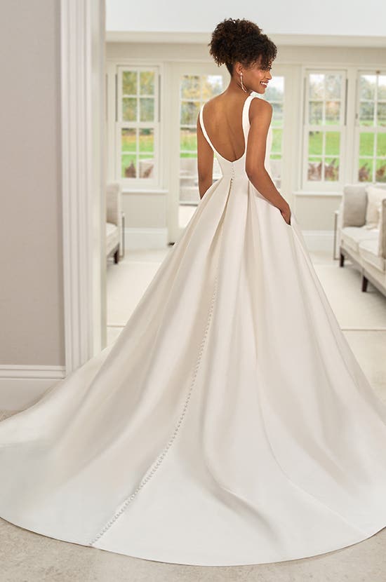 Achteraanzicht baljurk trouwjurk Cortez een trouwjurk met bandjes