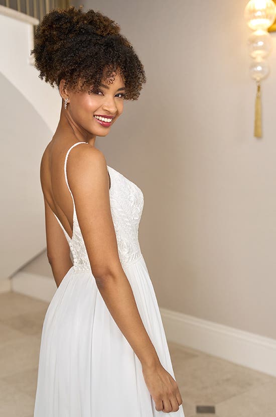 Achteraanzicht aline trouwjurk Ffion een trouwjurk met bandjes