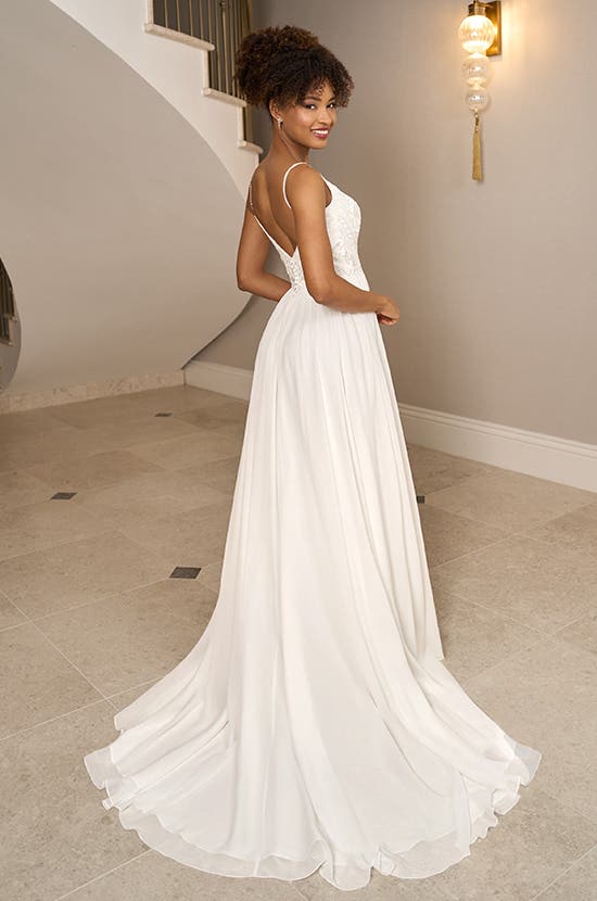 Achteraanzicht aline trouwjurk Ffion een trouwjurk met bandjes