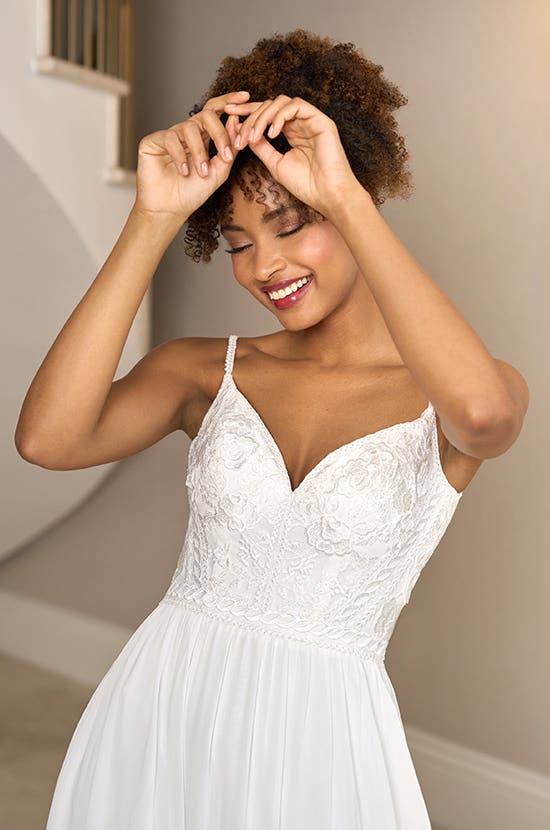 Front crop view aline trouwjurk Ffion een trouwjurk met bandjes