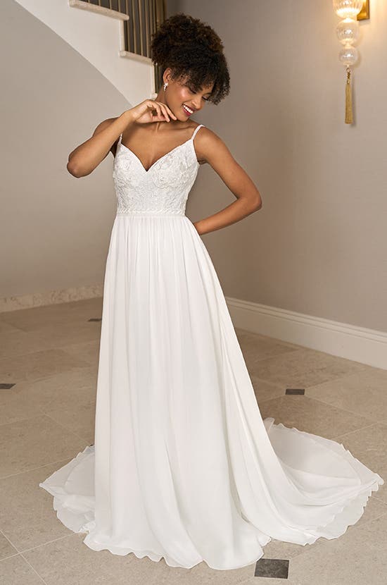 Vooraanzicht aline trouwjurk Ffion een trouwjurk met bandjes