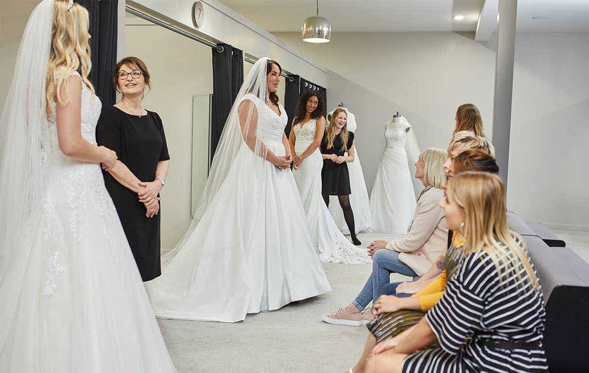 What to expect when wedding dress shopping