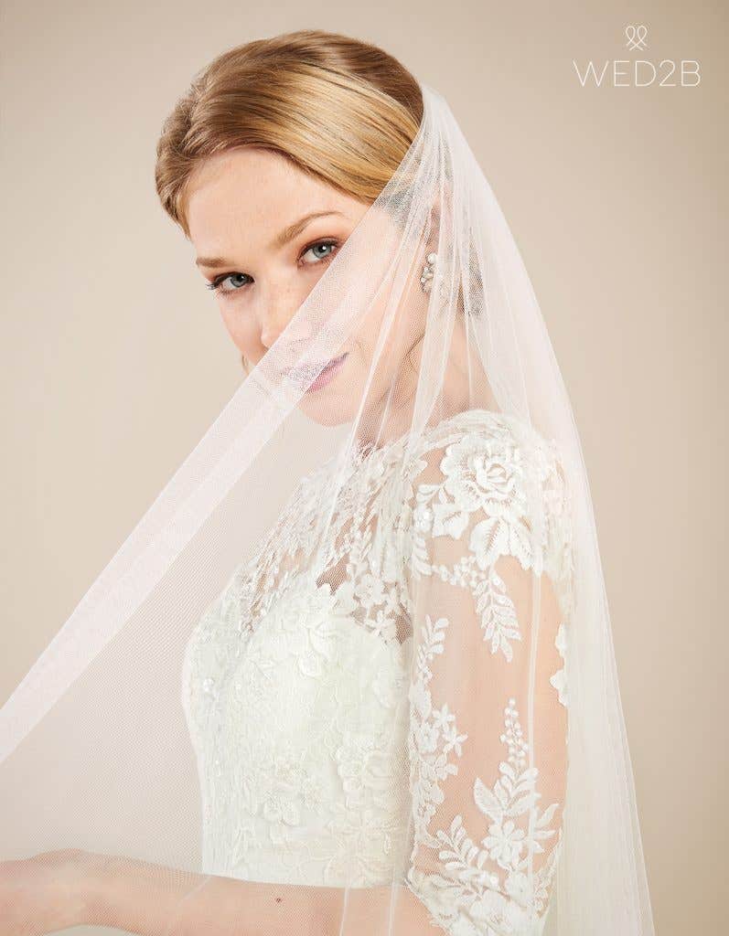 Front crop view with accessories of vintage wedding dress Laurenza by Anna Sorrano