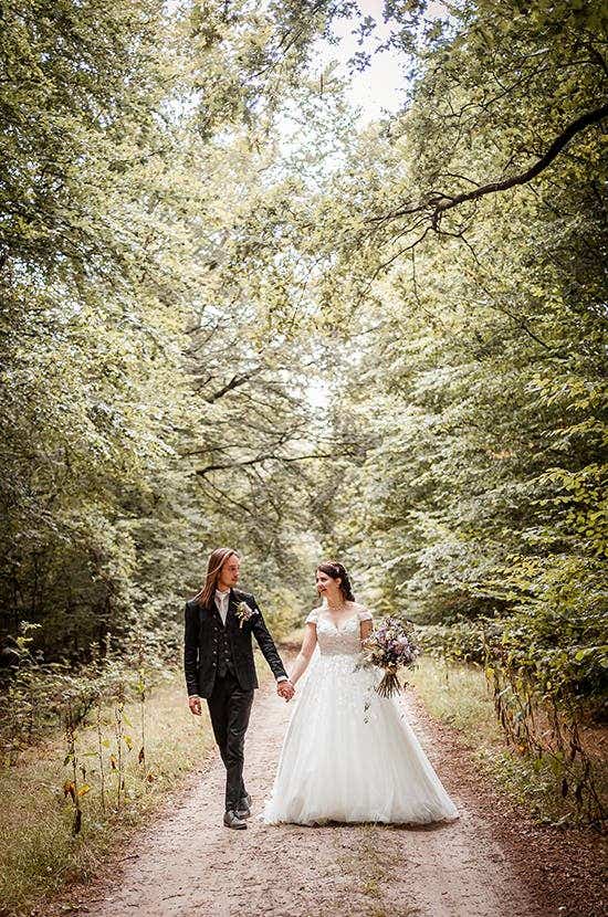 Jolien and Rein walking through the forest