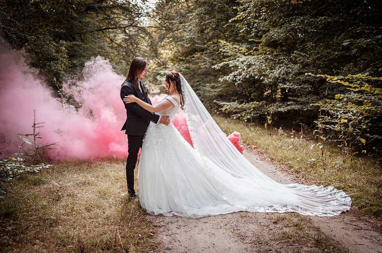 Jolien's wedding photo with pink smoke