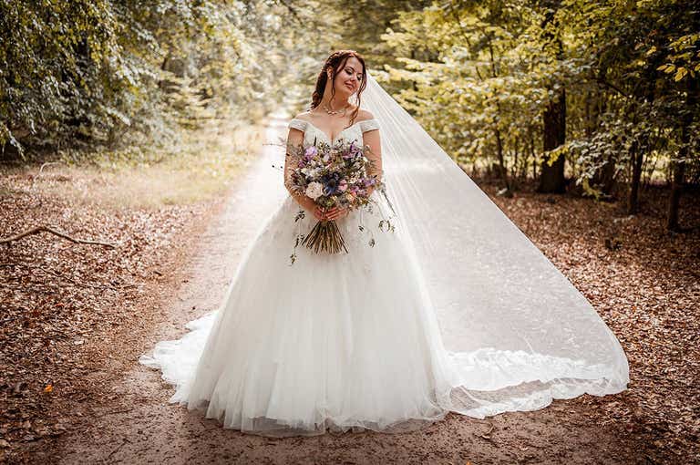 Jolien in her off the shoulder wedding dress