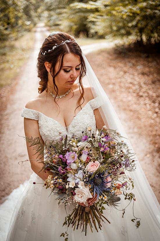 Jolien with her rustic bridal bouquet
