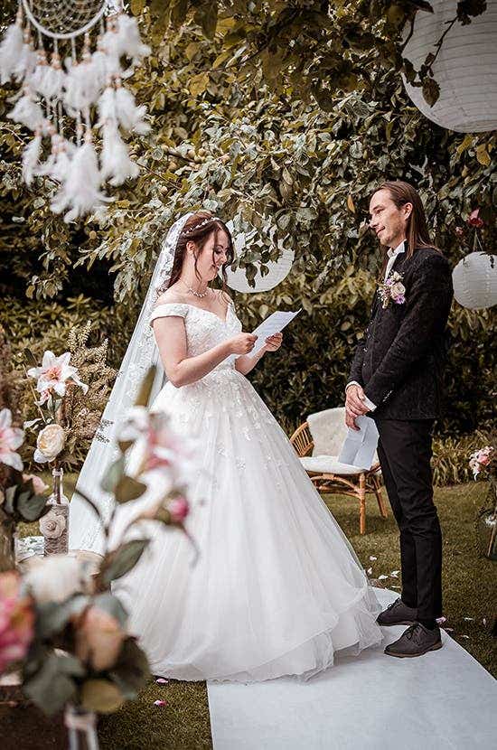 Jolien reading her wedding vows
