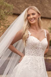 Bride wearing the loulou tulle veil