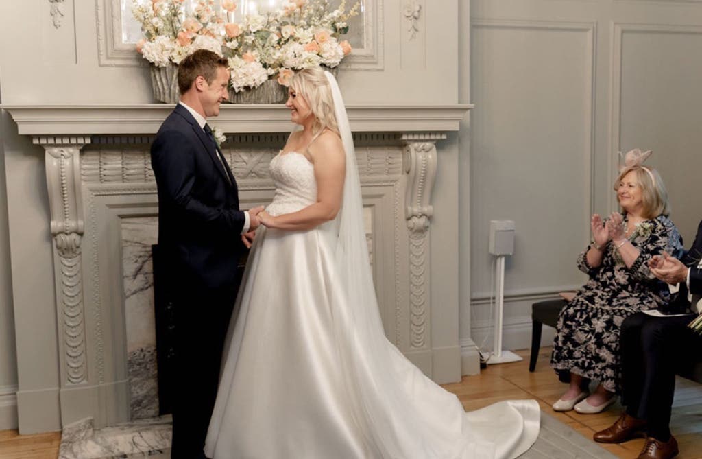 Naked wedding cake and wedding table decorations with balloons