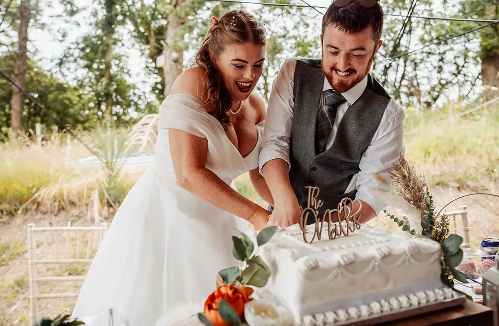 Sarah-Jane and Stephen cutting their wedding cake