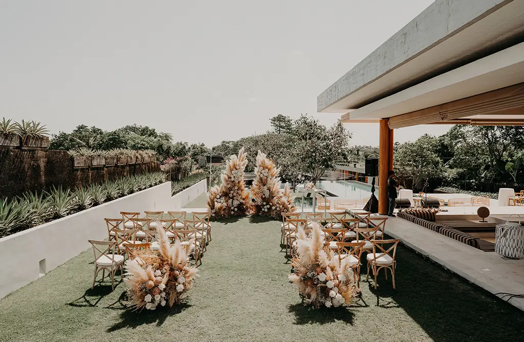 Siobhan and Brian’s statement floral ceremony display